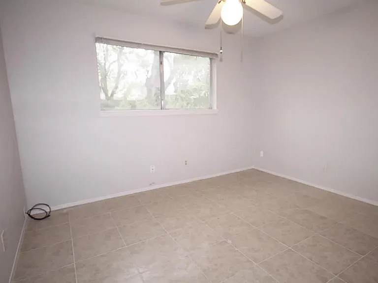 1106 Ravenscourt Dr — Photo 11
