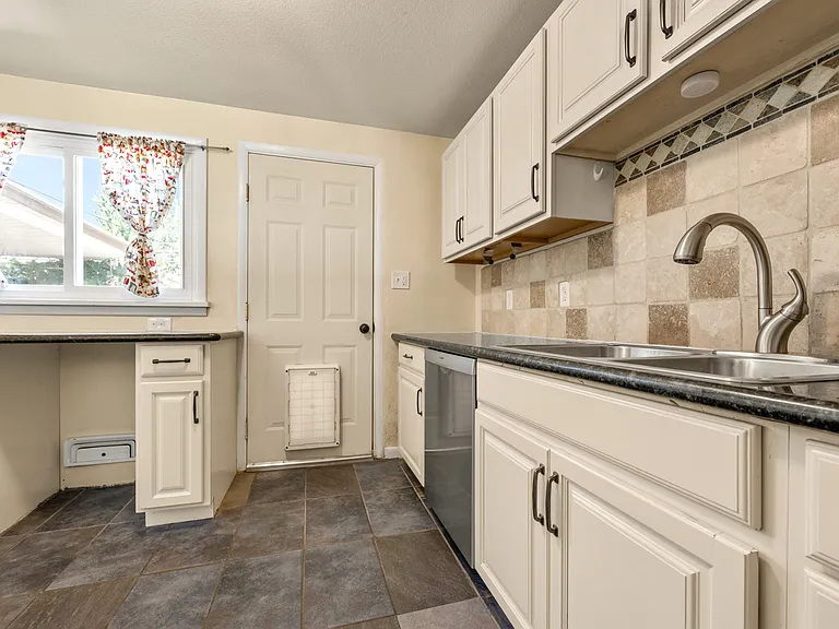 2140 Robin Dr — Photo 17