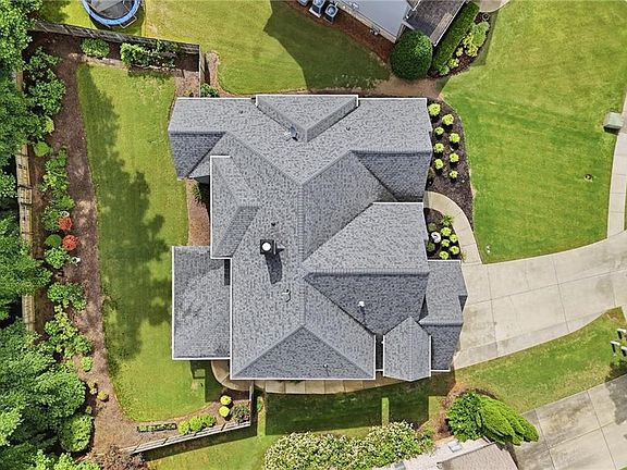 3rd image of 715 Crescent Cir