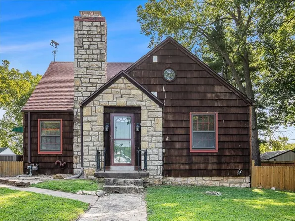 1313 Main St, Parkville, MO 64152