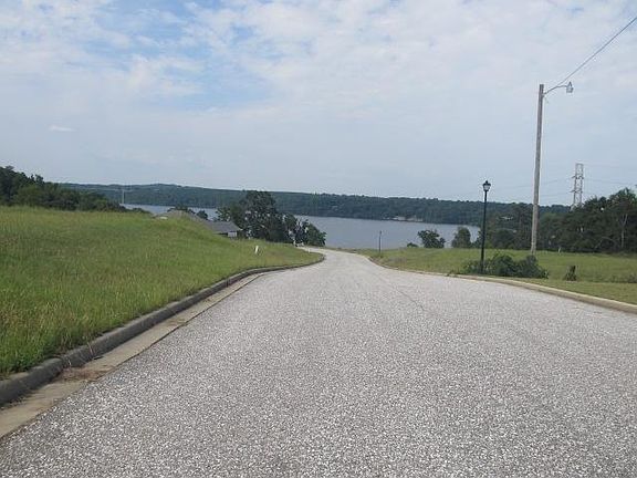 3rd image of 100 River Hills Drive