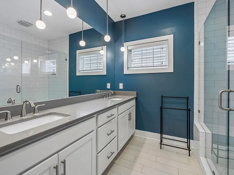 2324 Riverside Dr — Photo 5