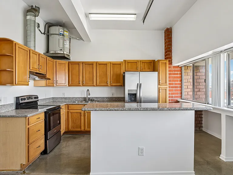 1725 W. 6th St — Photo 20