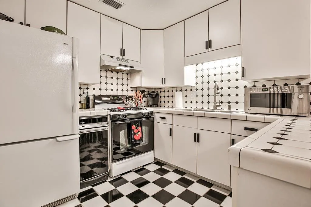 3 bed, 3.0 bath, 1245 sqft, $2,100 — Photo 1