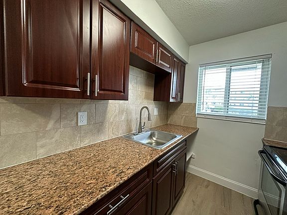 5th image of 110 NE 19th Ave #0