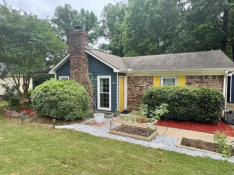 2720 Lakeview Dr — Photo 1