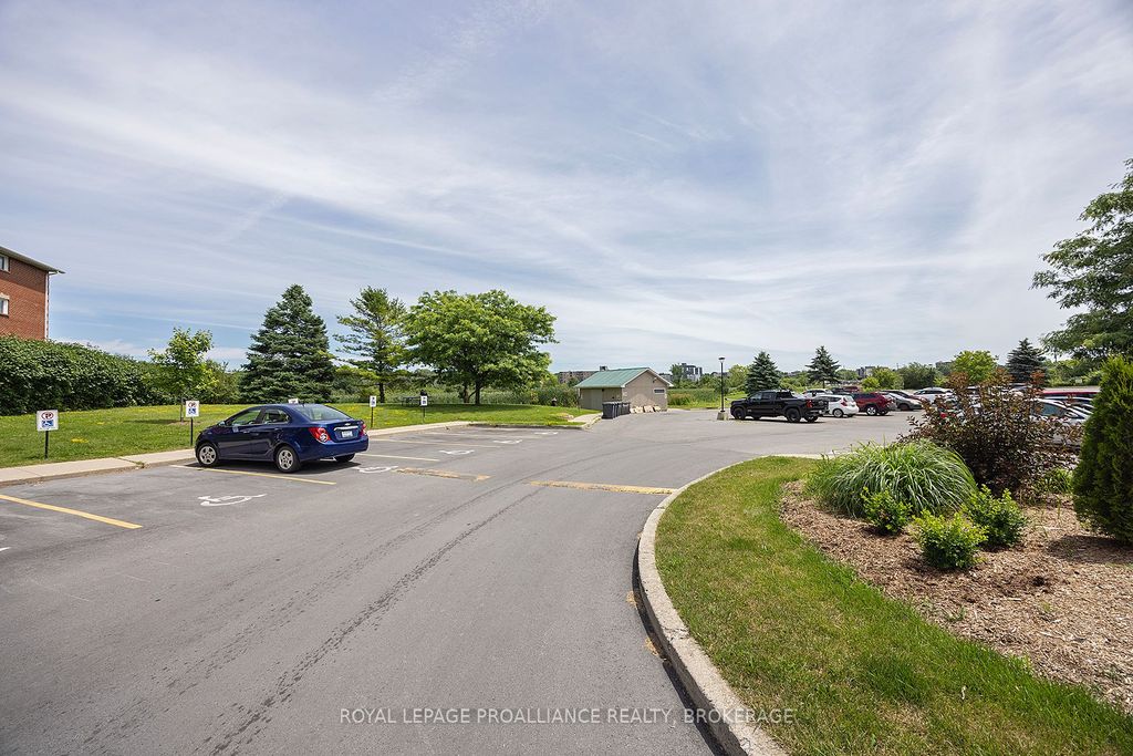 580 Armstrong Rd #201, Kingston, ON - View 4
