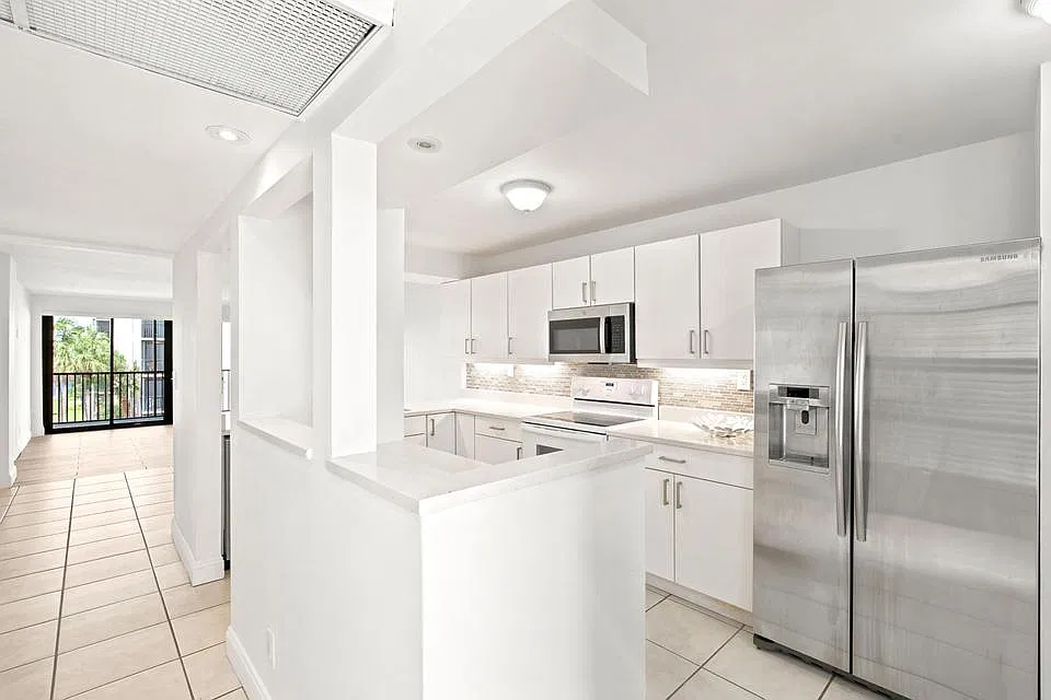 8 Royal Palm Way — Photo 3