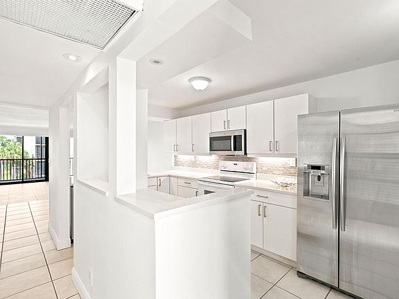 3rd image of 8 Royal Palm Way