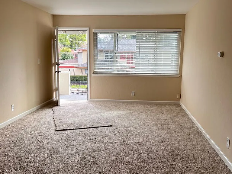 1077 W Hamilton Ave — Photo 3