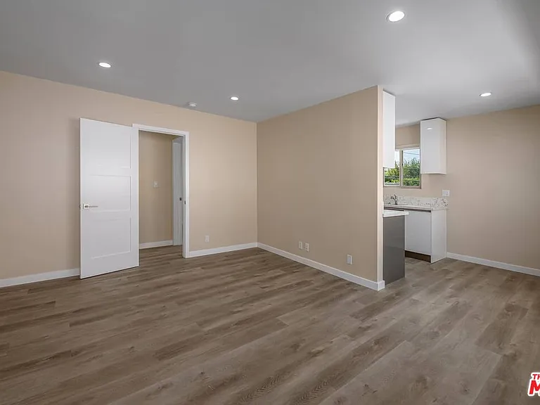 1553 S Saltair Ave #102 — Photo 1