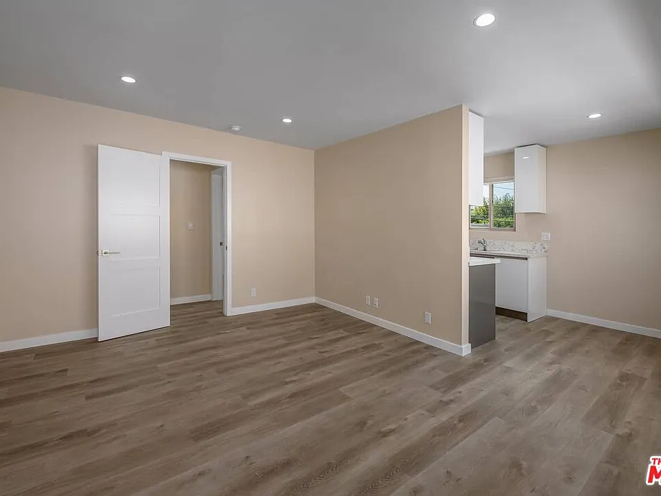 1553 S Saltair Ave #102