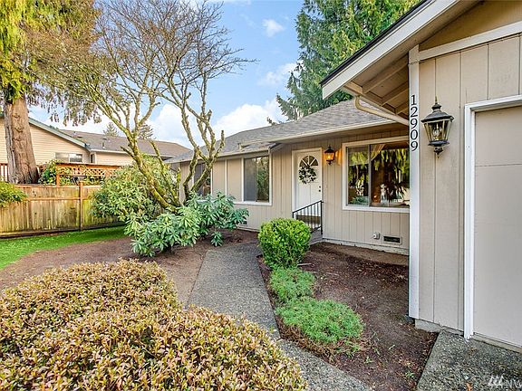 This cul-de-sac and home have great curb appeal. Enjoy easy access to freeways, SeaTac airport, hospital, major retail, dining & business hubs.   