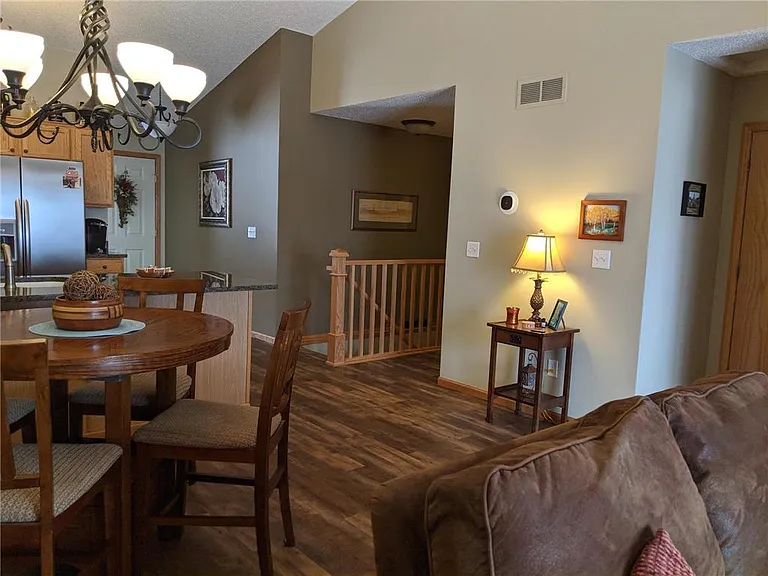 1077 Hewitt Blvd — Photo 6
