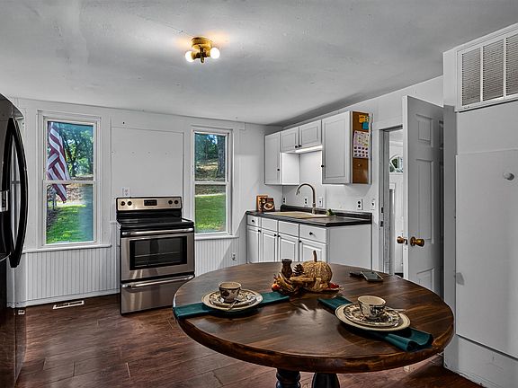 3rd image of 143 Darling St