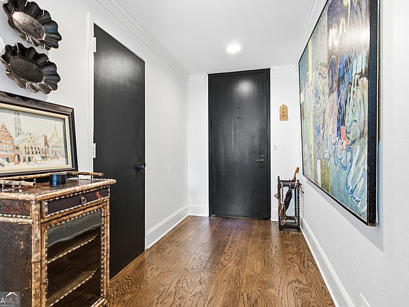 4th image of 2575 Peachtree Rd NE APT 2E