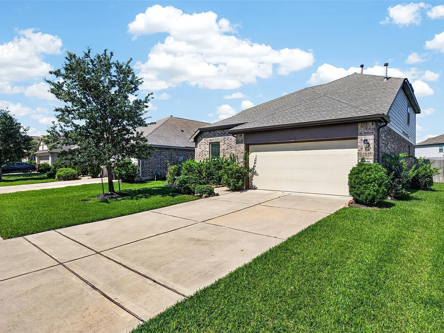4 bed, 2.0 bath, 2239 sqft, $2,400 — Photo 4