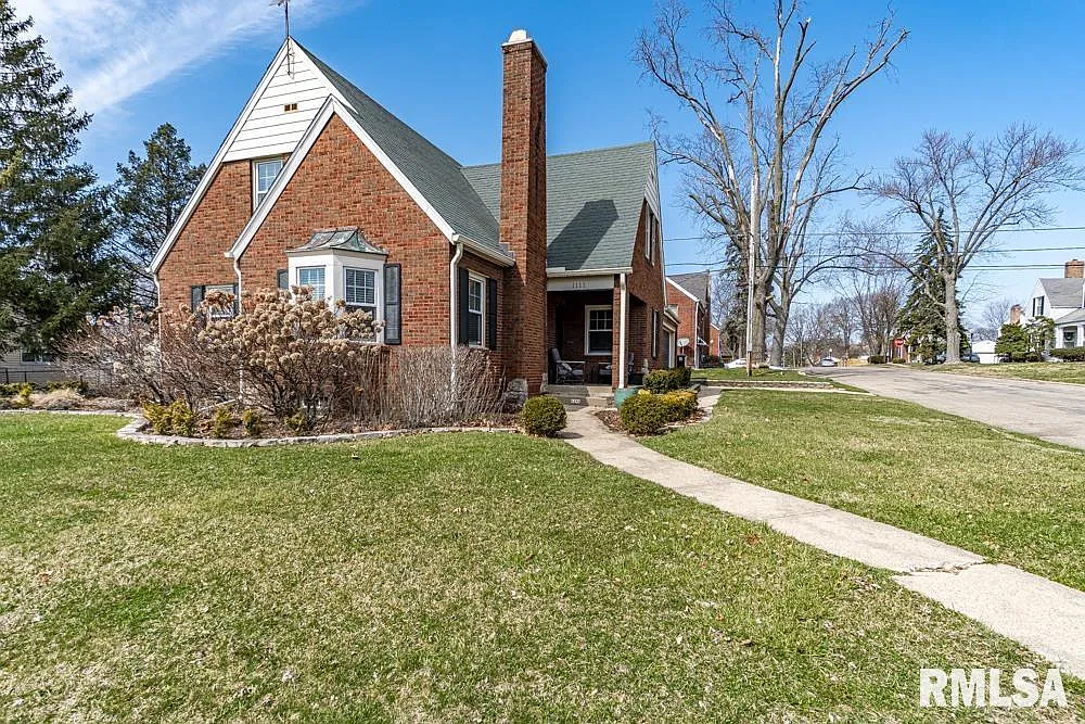 1111 E Richwoods Blvd photo 1