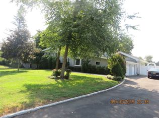 11 Edwards Ln, Glen Cove, NY 11542