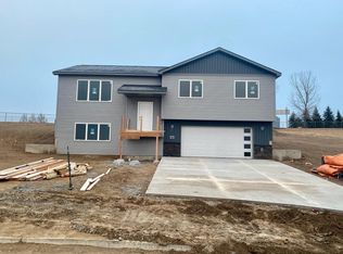 505 Lena Ct SE, Mandan, ND 58554