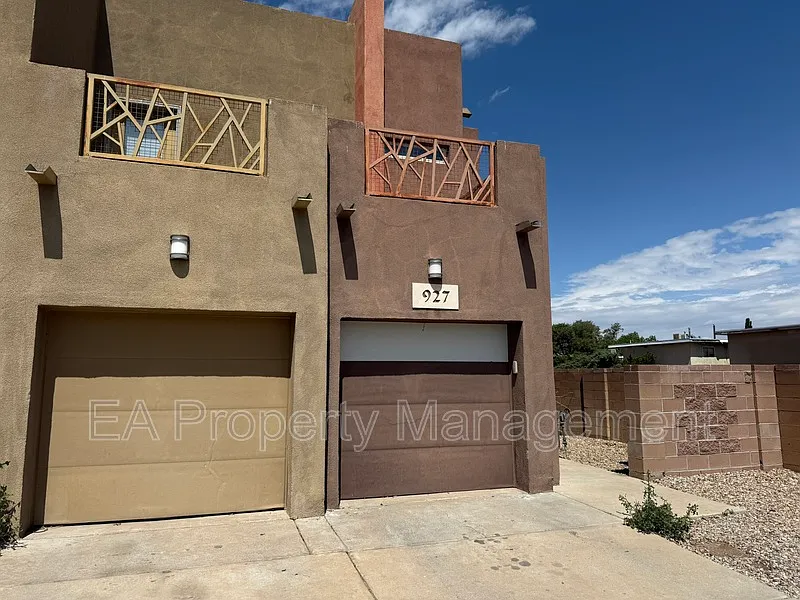 3 bed, 2.5 bath, 1800 sqft, $2,145 — Photo 2