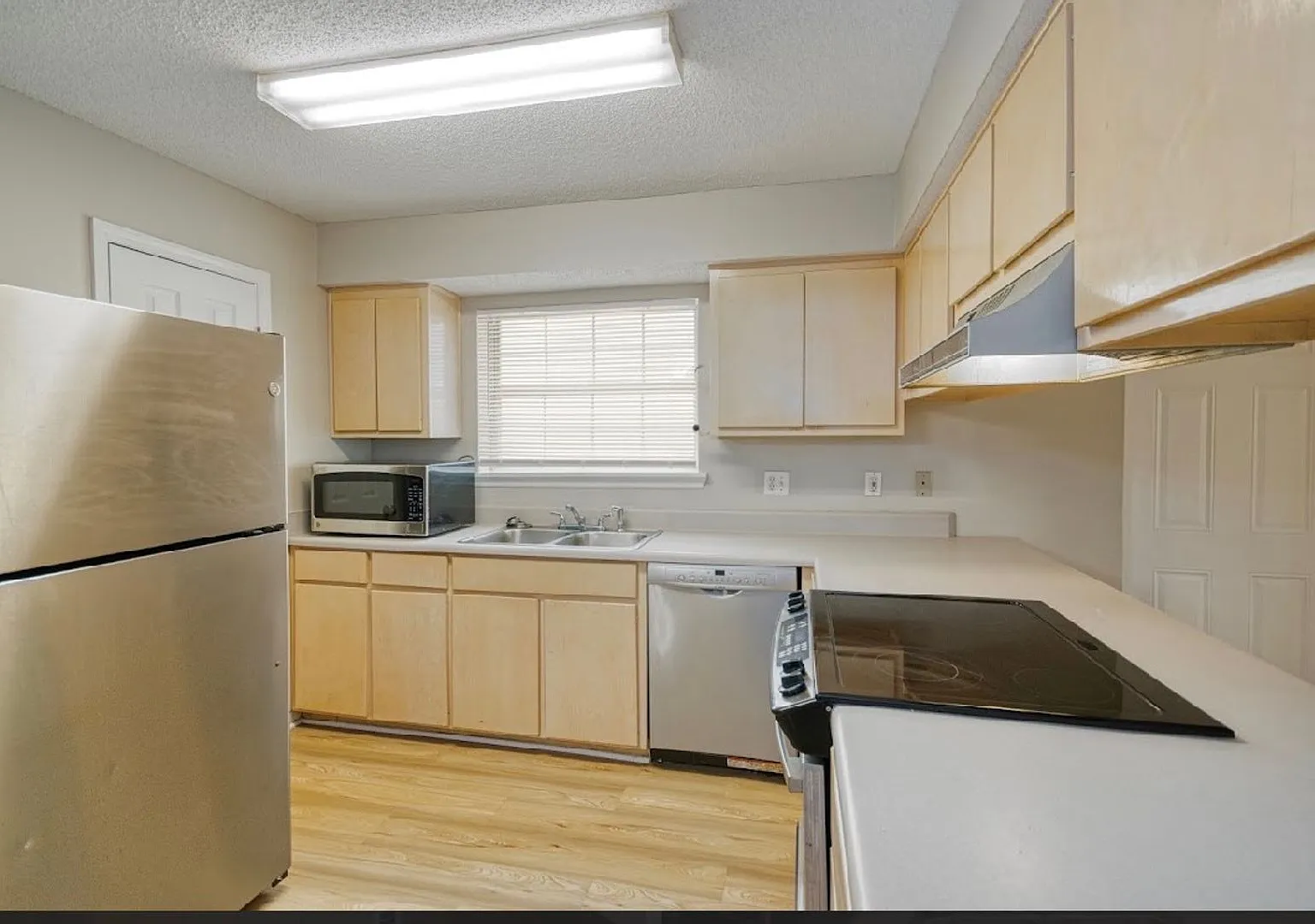 3 BR/ 2 BA home located in Chateau Lafayette! — Photo 3