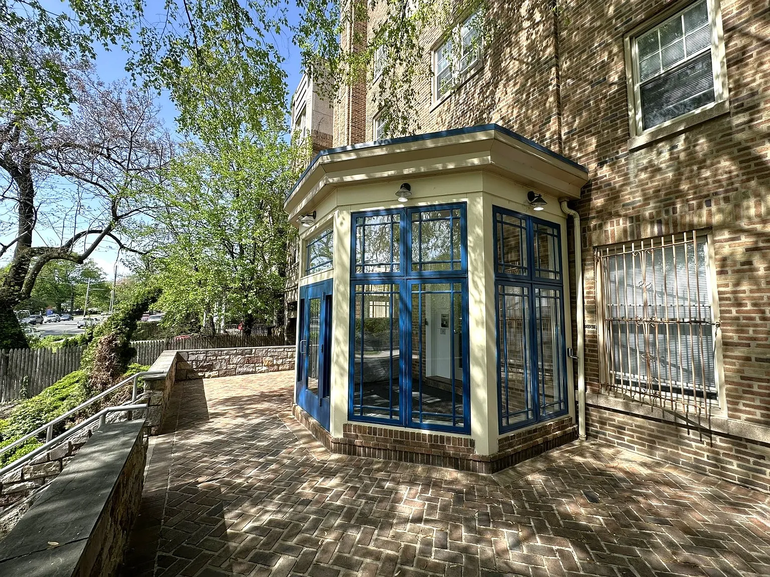 Queen Lane Manor — Photo 3