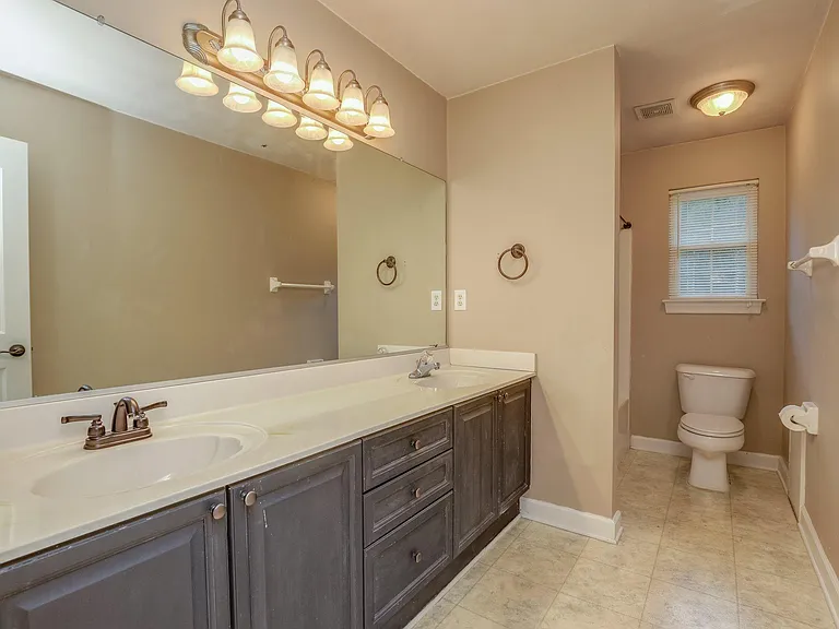 800 Sherrard Ct — Photo 32