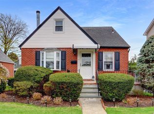 88 Sylvia Ln, New Hyde Park, NY 11040
