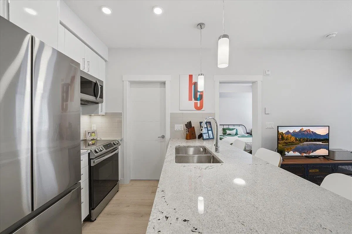 2 bed, 2.0 bath, 738 sqft, $2,195 — Photo 2