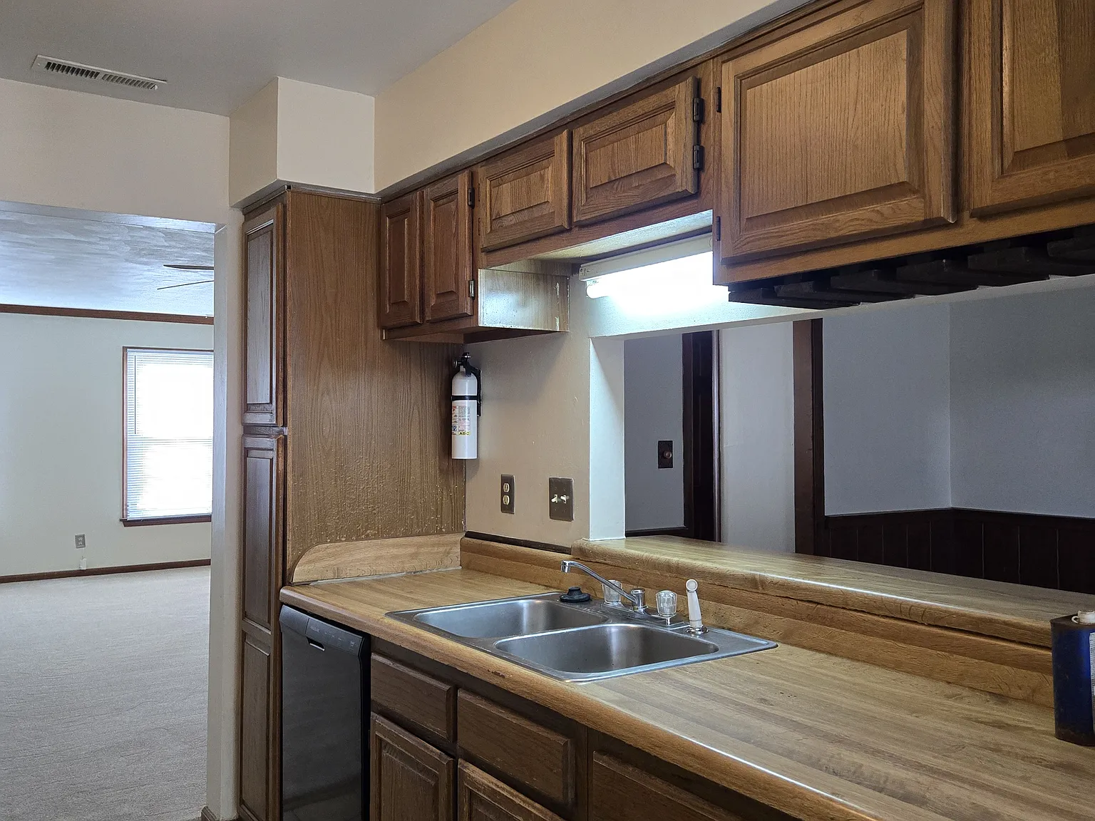 3 bed, 2.5 bath, 1600 sqft, $2,200 — Photo 3