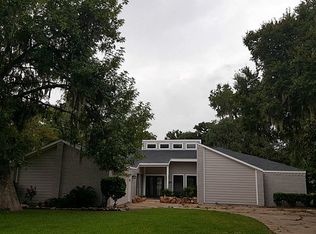 256 Woodhaven Dr, West Columbia, TX 77486