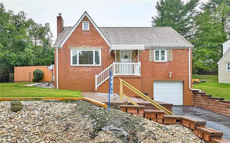 1st image of 2412 Poinsettia Dr