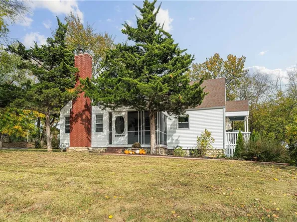 6511 NW Rock Garden Rd, Parkville, MO 64152