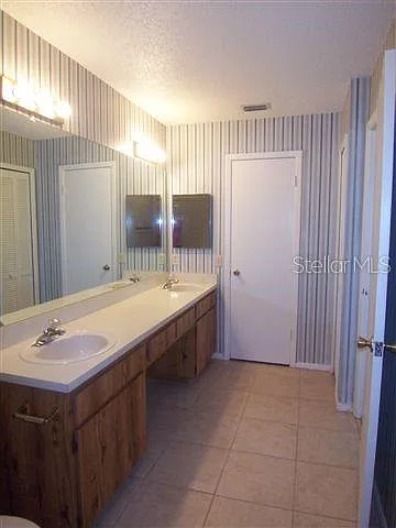 10819 Venice Cir — Photo 9