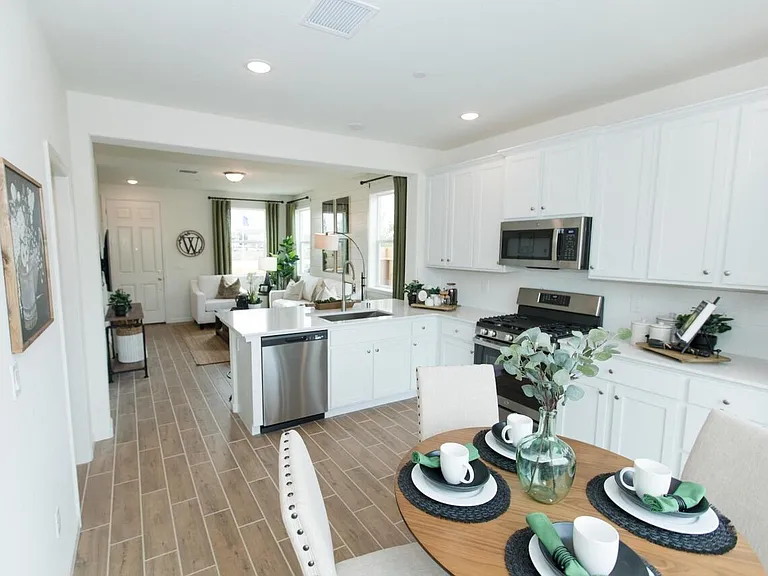 2279 N Hartford Dr — Photo 2