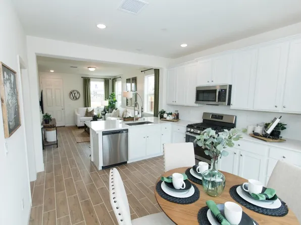 2279 N Hartford Dr, Fresno, CA 93727