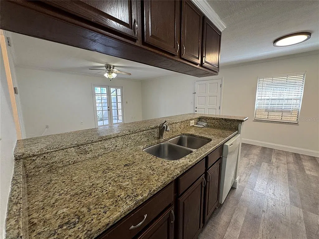 2 bed, 1.0 bath, 864 sqft, $1,950 — Photo 4