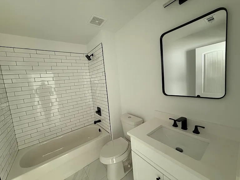 648 Liella Park SE — Photo 9