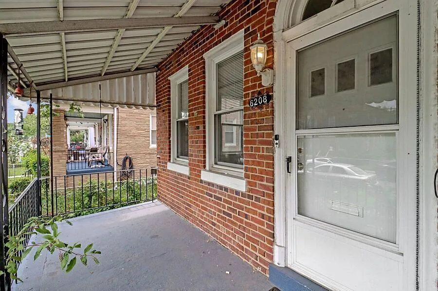 Charming 3BR Manor Park Home with Finished Basement & Spacious Living Areas — Photo 3