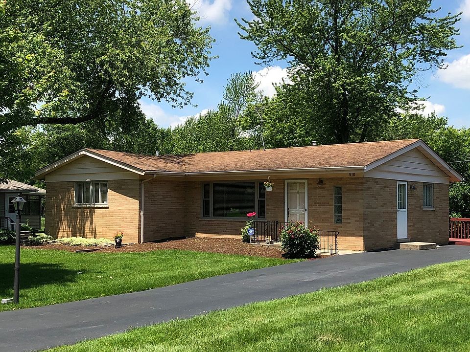 ~Welcome to 29W510 Lee Rd~Beautiful lot w/mature trees & newer asphalt driveway!