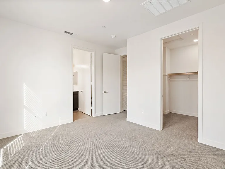 2700 E Chaucer St #14 — Photo 21
