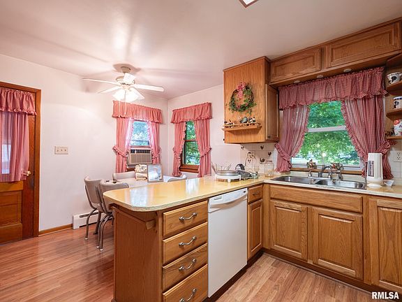 2nd image of 304 Davis Ct