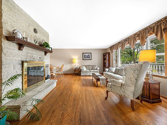 4th image of 1020 S Leslie Ln