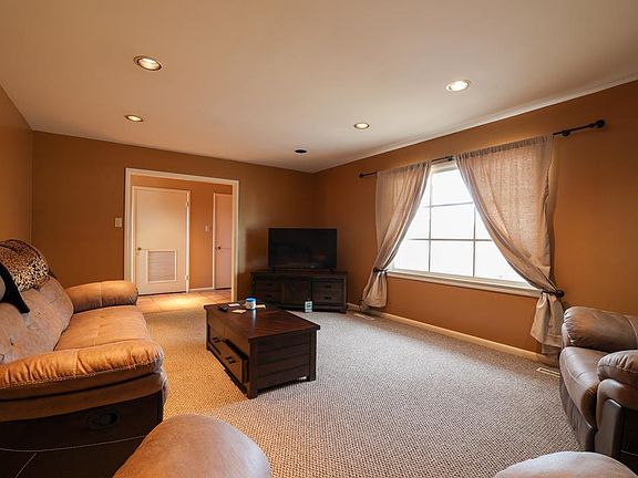 3rd image of 1015 Henderson Dr
