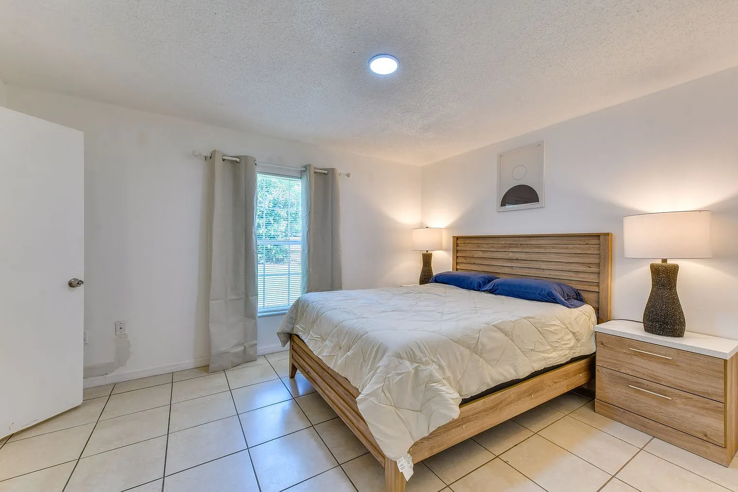 3 bed, 2.0 bath, 1248 sqft, $4,098 — Photo 3