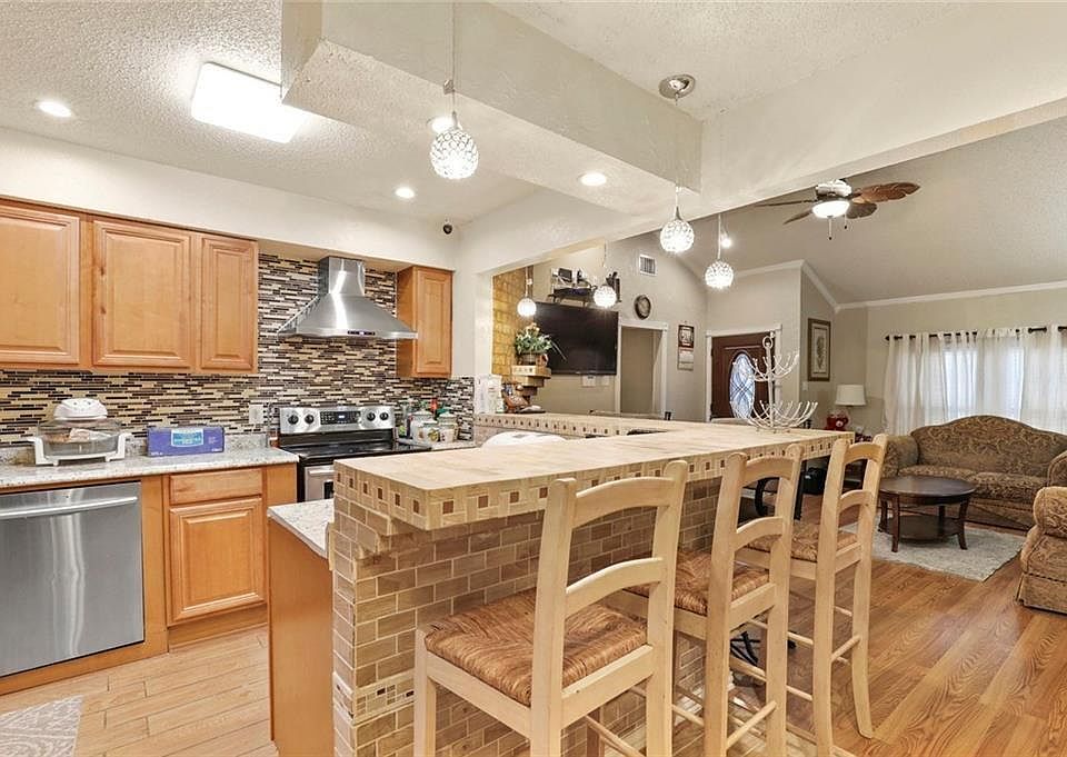 1st image of 4604 Riverpark Dr