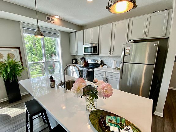 3rd image of 829 Marshall St NE #332