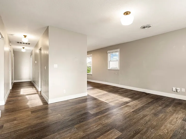 5532 N Haight Ave — Photo 8