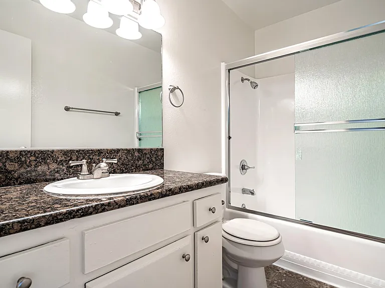 Del Monte Apartments — Photo 9